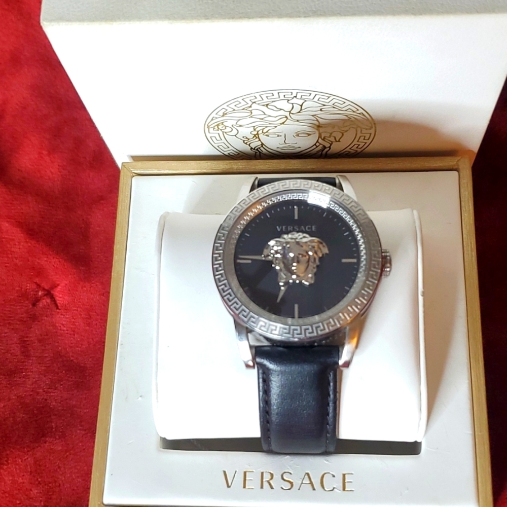 VERSACE WATCH Black leather band